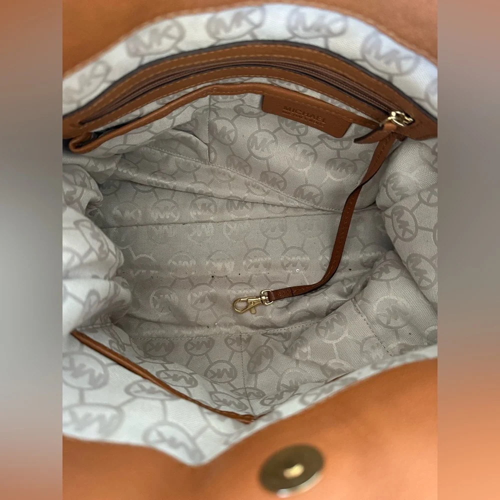 Michael Kors Brown and Gold Shoulder Bag with Luxurious Design - Picture 3 of 4